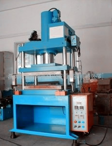 成型四柱油壓機(jī) 成型四柱油壓機(jī)