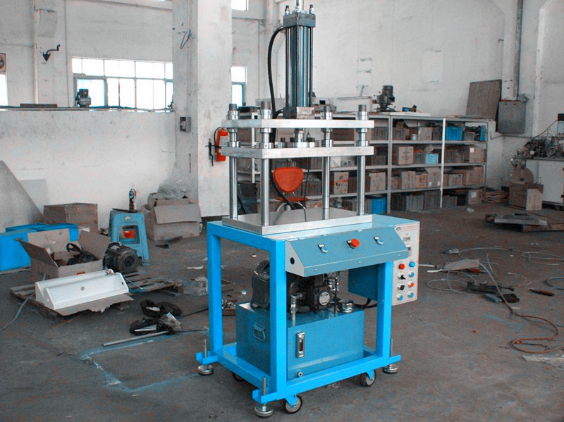 小型四柱液壓機(jī) 小型四柱液壓機(jī)