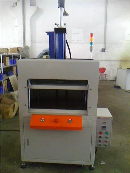 小型四柱液壓機(jī) 小型四柱液壓機(jī)